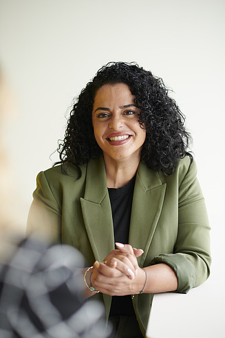 Ceren lachend im Gespräch mit einer Kollegin