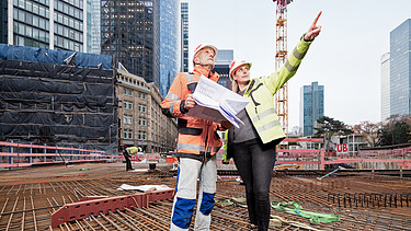Foto von zwei ZÜBLIN-Kolleg:innen, die auf einer Baustelle stehen