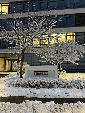 Verschneiter Eingang der STRABAG-Zentrale in Wien
