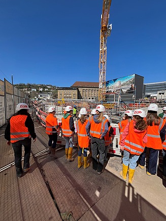 Kinder in Arbeitsschutzkleidung auf der Baustelle Stuttgart 21.