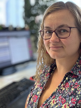 Selfie von Jasmin am Büroarbeitsplatz