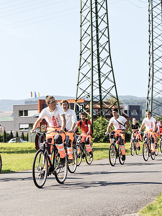 Foto von Auszubildenden, die Fahrrad fahren 