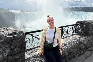 Trainee Anne lachend vor den Niagara-Fällen