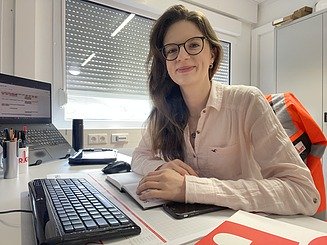 Mitarbeitende in Bürokleidung am Arbeitsplatz