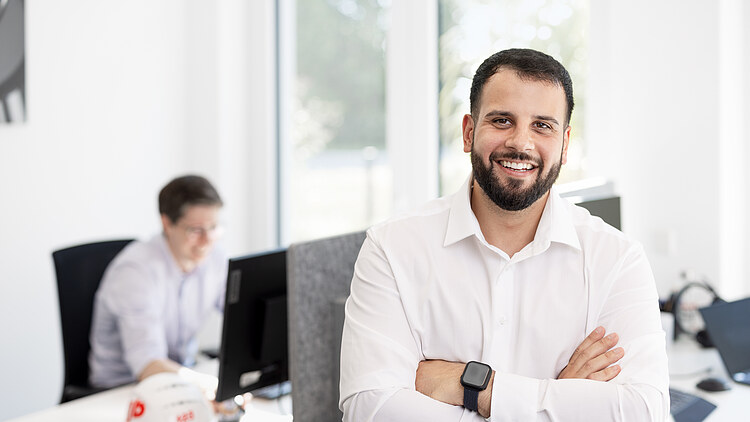 ZÜBLIN Mitarbeiter im Büro lächelt in die Kamera