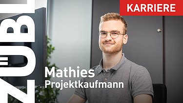 Foto eines Mitarbeiters an einem Büroarbeitsplatz.