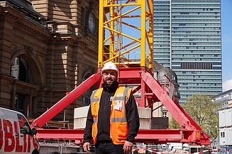 Logistikleiter Muhammed in Sicherheitskleidung auf der Baustelle