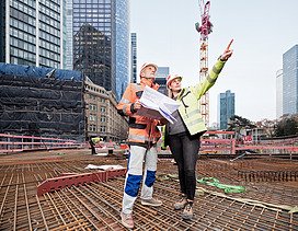 Foto von zwei ZÜBLIN-Kolleg:innen, die auf einer Baustelle stehen