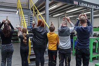 Kinder im Stahlwerk mit Kerzenständern