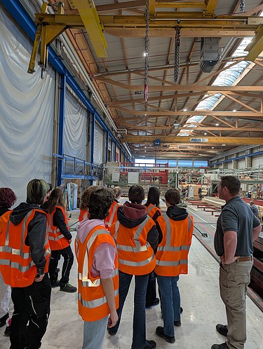 Kinder in Arbeitsschutzkleidung in der Produktionshalle Aichach