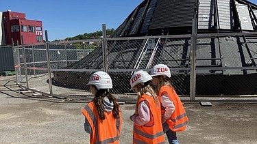 Kinder in Arbeitsschutzkleidung auf der S21-Baustelle