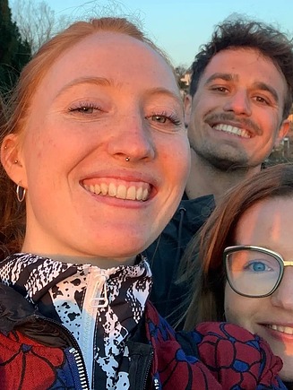 Gruppenselfie von vier Jungingenieur:innen