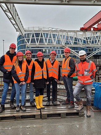 Gruppenfoto unserer Stipendiat:innen auf der Baustelle Flughafentunnel in Stuttgart.