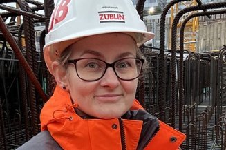 Selfie von Jasmin in Arbeitssicherheitskleidung auf einer Baustelle