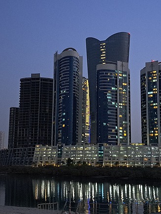 Al Reem Island bei Nacht