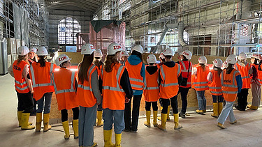 Kinder in Arbeitsschutzkleidung auf der S21-Baustelle