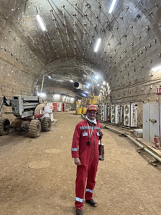 Mitarbeiter in Arbeitsschutzkleidung auf einer Baustelle