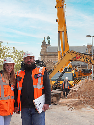 Muhammed mit einer Kollegin auf der Baustelle