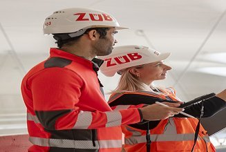 Anna-Verena mit einem Kollegen auf der Baustelle