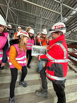 Kinder in Arbeitsschutzkleidung auf einer ZÜBLIN Baustelle.
