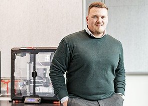 ZÜBLIN Mitarbeiter steht vor 3D-Drucker