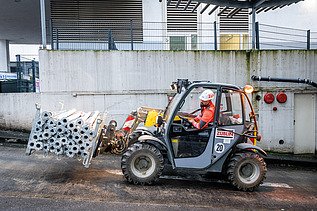 Mitarbeiter in einem Staplerfahrer auf der Baustelle