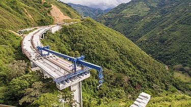 Drohnenaufnahme einer Straßenbrücke in den Anden