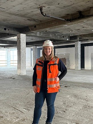 Mitarbeiterin in PSA auf der Baustelle