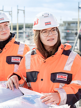 Foto von vier Personen auf einer Baustelle