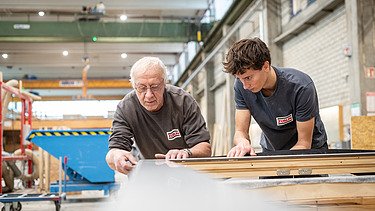 Auszubildender mit seinem Ausbilder gemeinsam am arbeiten