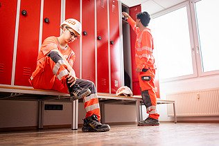 Zwei Auszubildende in der Konzernlehrwerkstatt