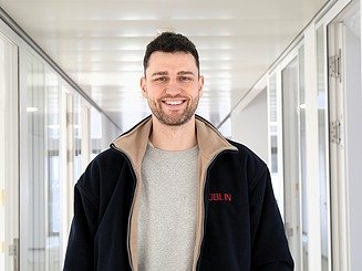 Portrait eines Mitarbeiters im Baucontainer