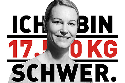 Foto von einer ZÜBLIN-Mitarbeiterin, die in die Kamera schaut und Teil der xkg-Kampagne ist.sonen mit Schutzhelm, die eine Metallkonstruktion begutachten