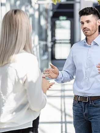 Foto von zwei Mitarbeitenden im Gespräch