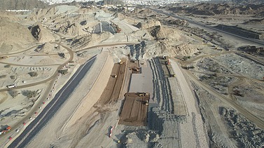 Drohnenaufnahme eines Staudamms im Oman