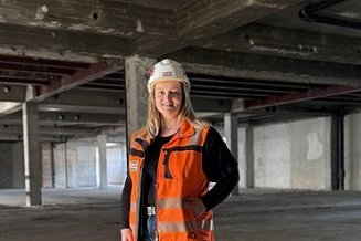 Mitarbeiterin in PSA auf einer Baustelle