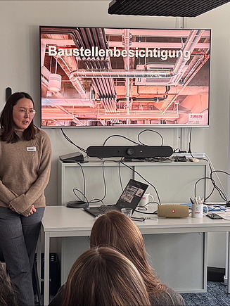 Zwei ZÜBLIN Mitarbeiterinnen halten eine Präsentation