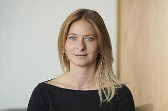 Karriereweg_Anna-Verena Anna-Verena im Büro