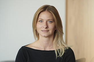 Anna-Verena im Büro