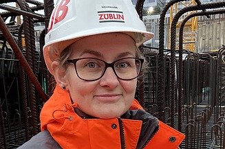 Selfie von Jasmin in Arbeitssicherheitskleidung auf einer Baustelle