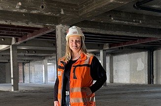 Mitarbeiterin in PSA auf einer Baustelle