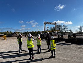 Kinder in Arbeitsschutzkleidung beim Stahlwerk Sande