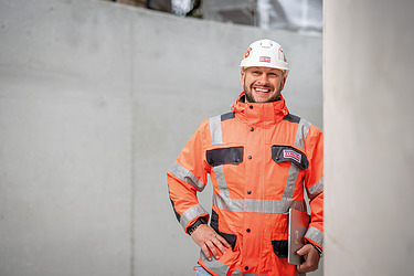 Mitarbeiter auf der Baustelle mit Tablet