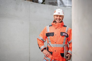 Mitarbeiter auf der Baustelle mit Tablet